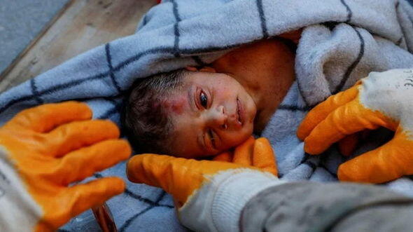 В Хатае из-под завалов спасли 20-дневного младенца