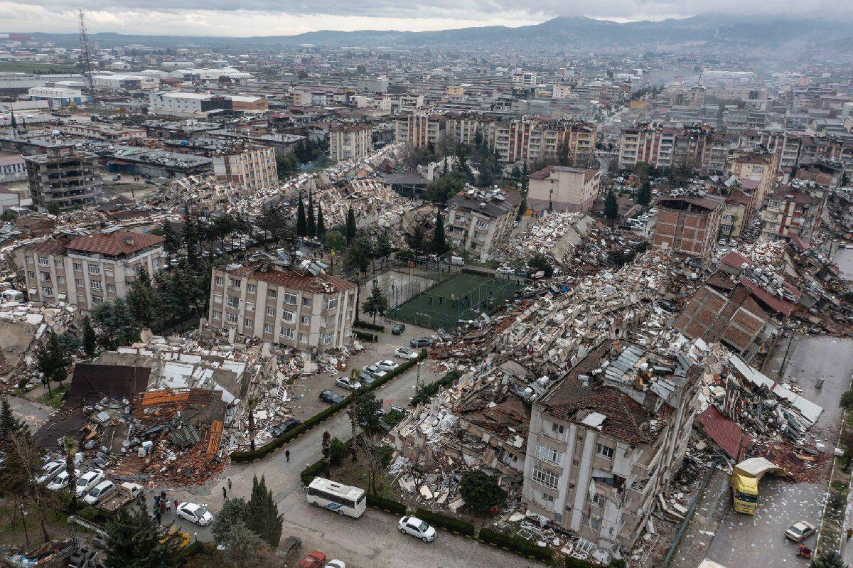 В связи с разрушенными во время землетрясения в Турции зданиями арестованы 55 человек