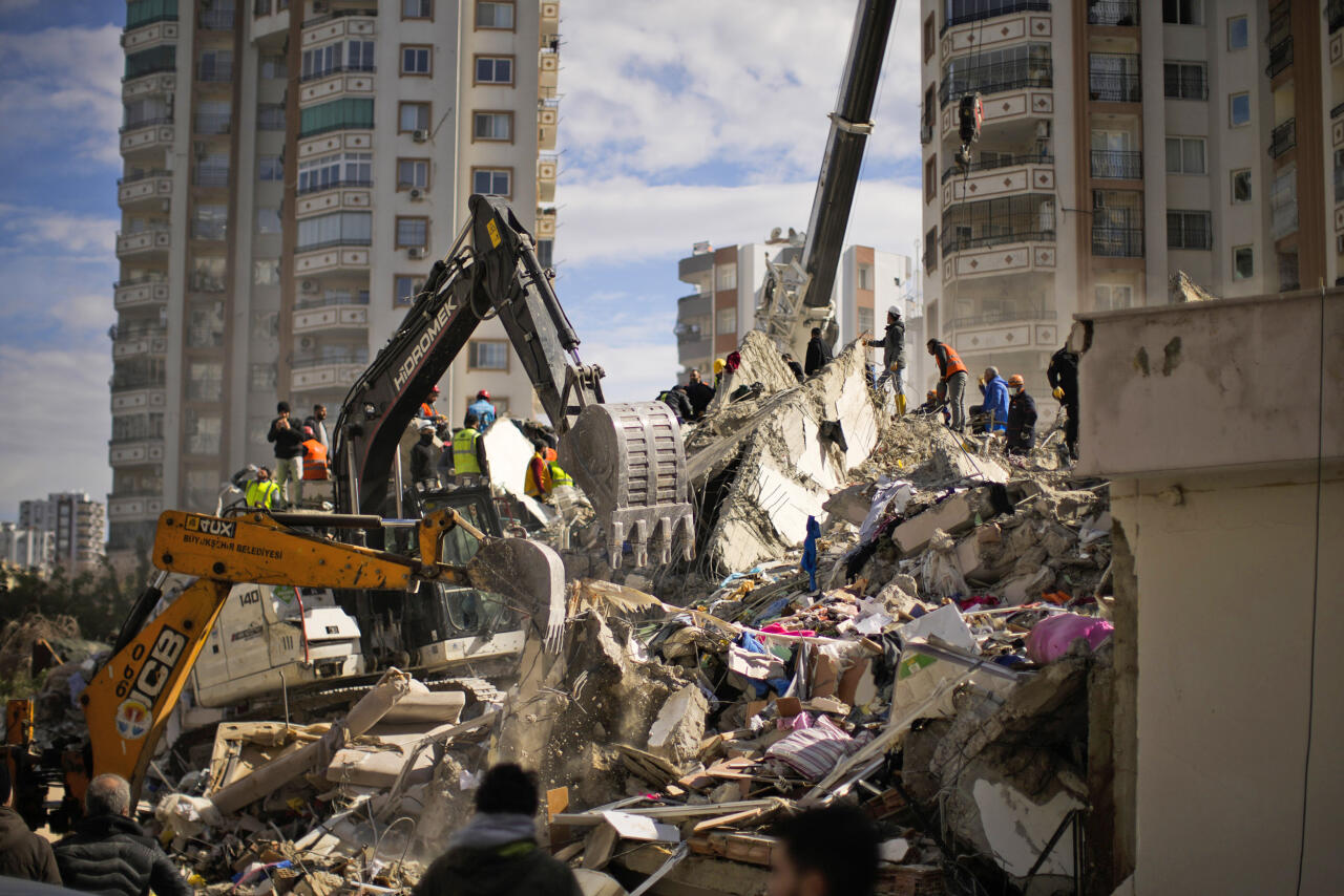 Число погибших в результате землетрясения в Турции достигло 29 605 человек