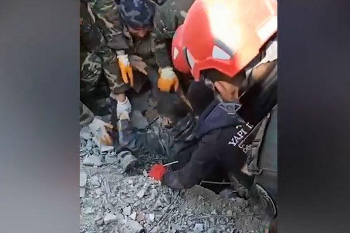 Кадры спасения детей из-под завалов силами МЧС Азербайджана