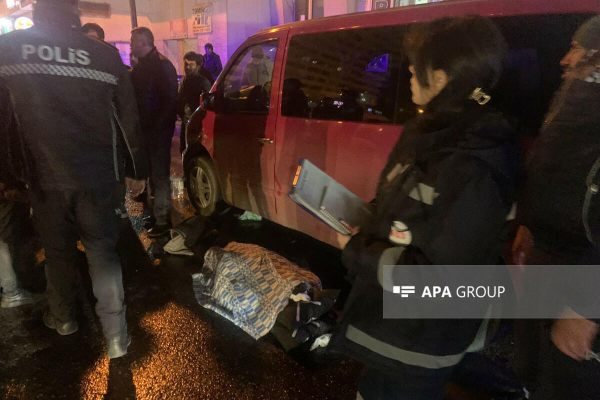 В Баку умер водитель, пытавшийся потушить загоревшийся микроавтобус