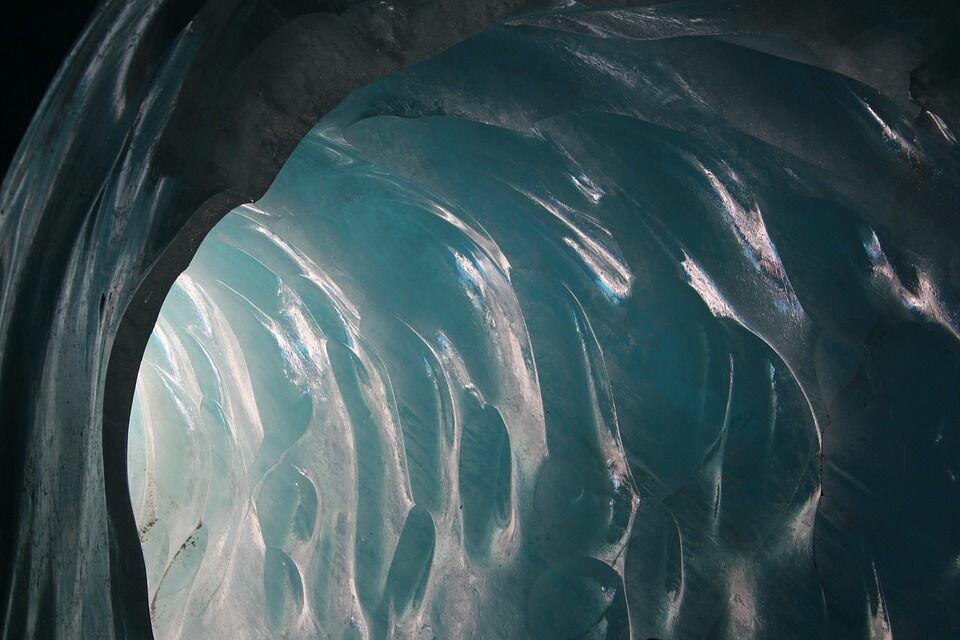 Огромный ледяной тоннель обнаружили под исчезнувшим озером в Якутии
