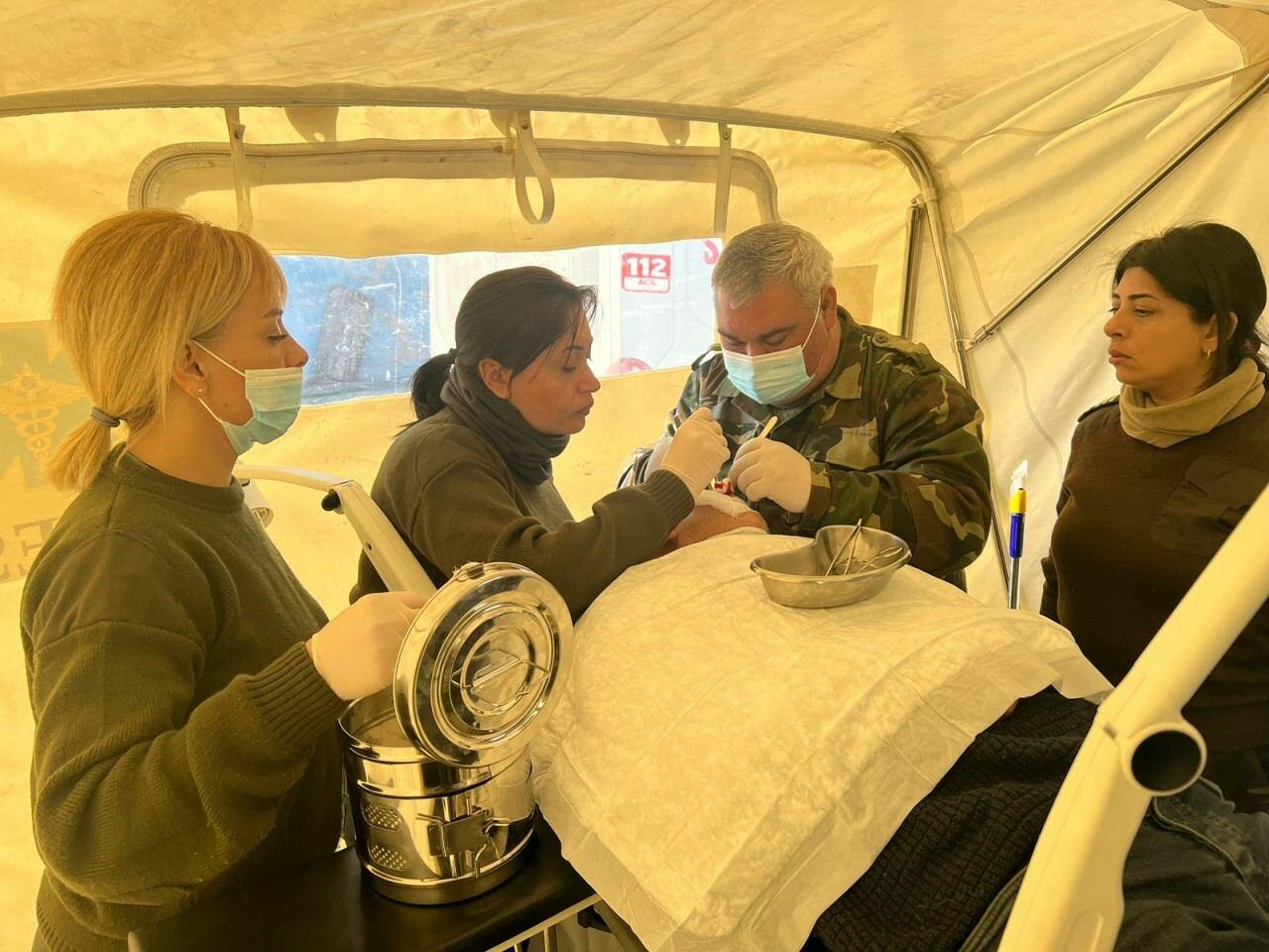 Мобильный полевой госпиталь МЧС Азербайджана продолжает непрерывную работу в зоне землетрясения в Турции