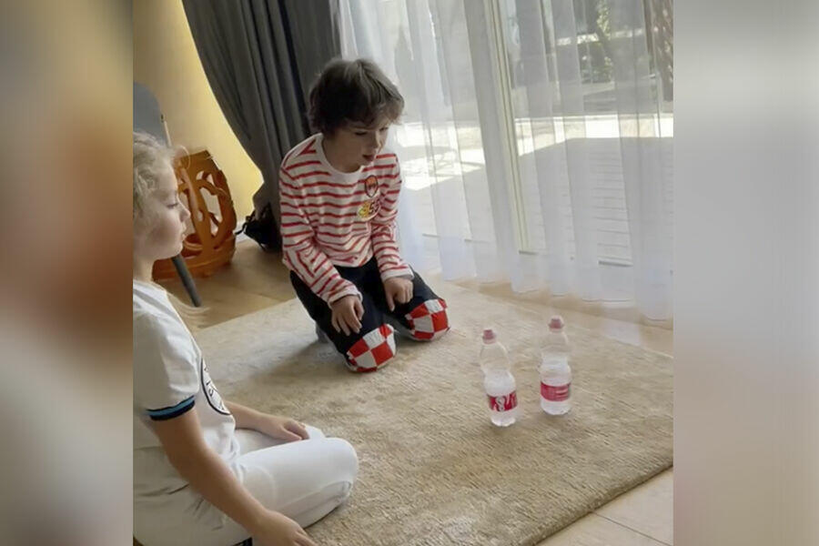 Максим Галкин показал, как его сын с первого раза повторил трюк с бутылками