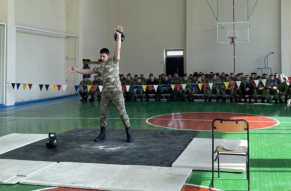 В азербайджанской армии проводится первенство по гиревому спорту