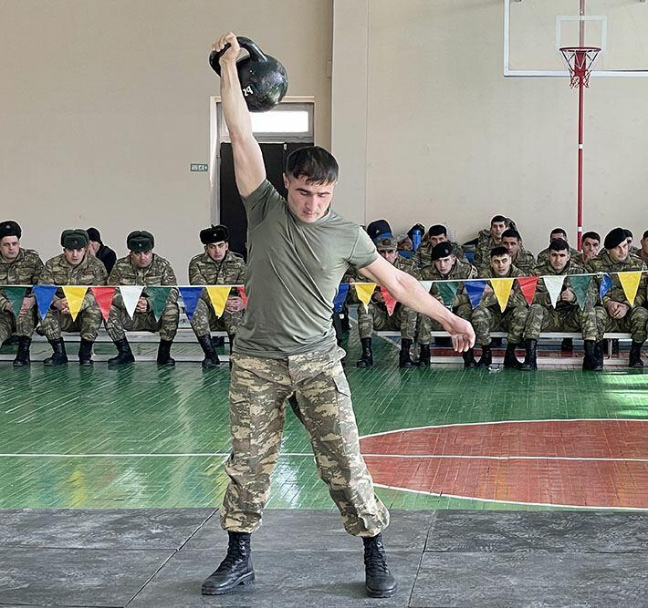 В азербайджанской армии проводится первенство по гиревому спорту
