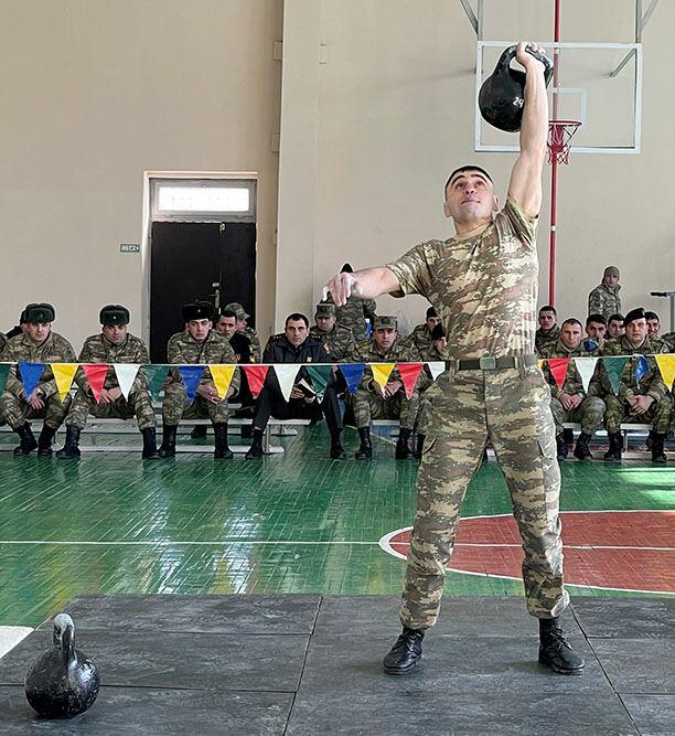 В азербайджанской армии проводится первенство по гиревому спорту