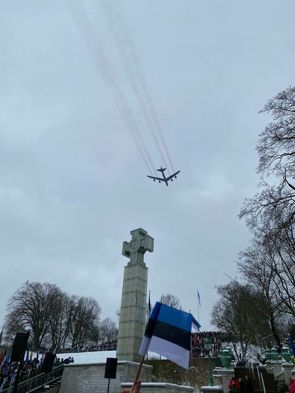 Стратегические ядерные бомбардировщики B-52 в небе над Таллином