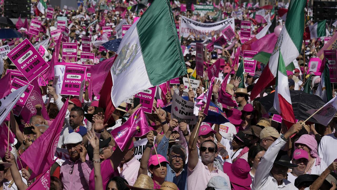 Более полумиллиона человек протестуют в Мехико