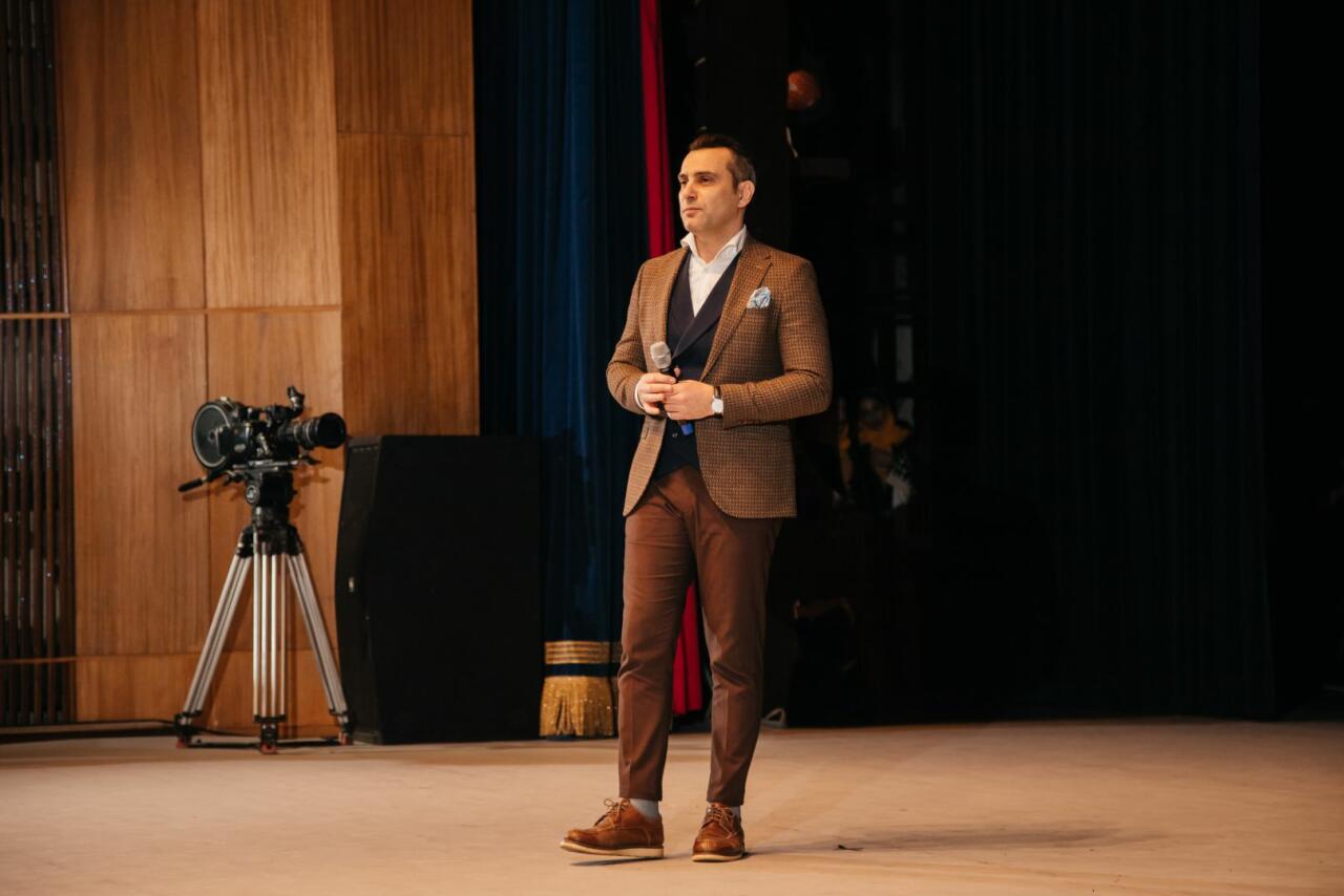 125-летие кинематографа Азербайджана отметили мультимедийным шоу
