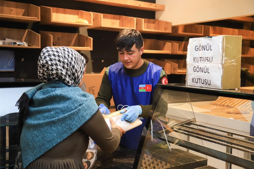 Азербайджанская молодежь работает волонтерами в пекарне в Турции