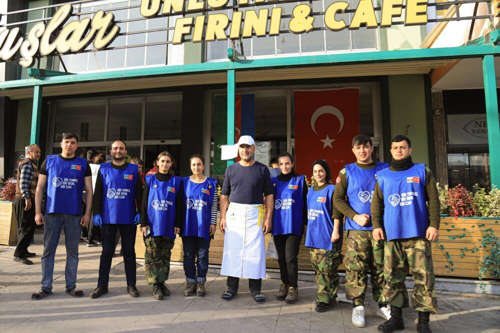 Азербайджанская молодежь работает волонтерами в пекарне в Турции