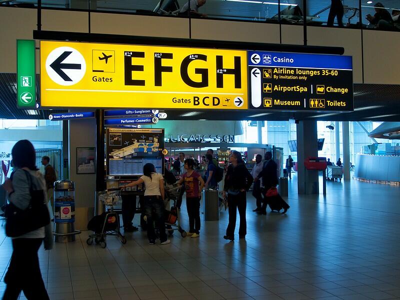 Амстердамский аэропорт злоупотребляет неподготовленными стажерами