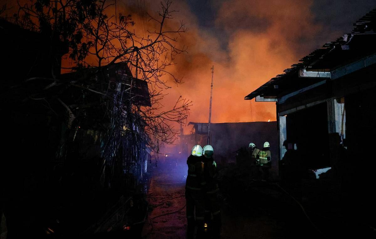 Крупный пожар в топливтом хранилище в Джакарте, есть погибшие и раненые