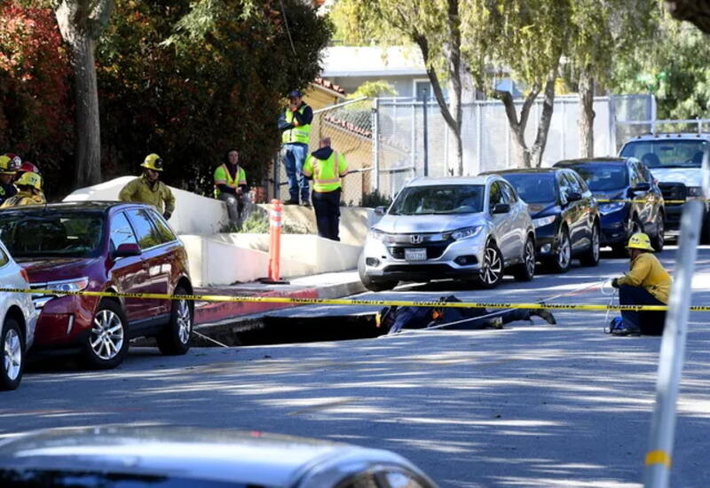 В Калифорнии припаркованная Toyota упала в образовавшийся на дороге провал