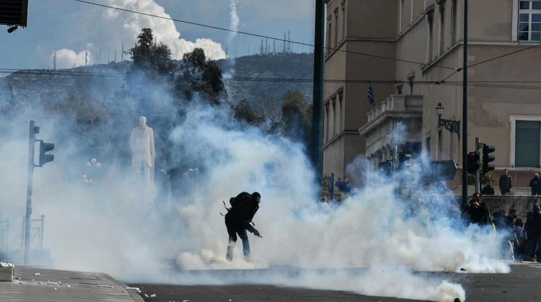 На митинге в Афинах силовики применили слезоточивый газ