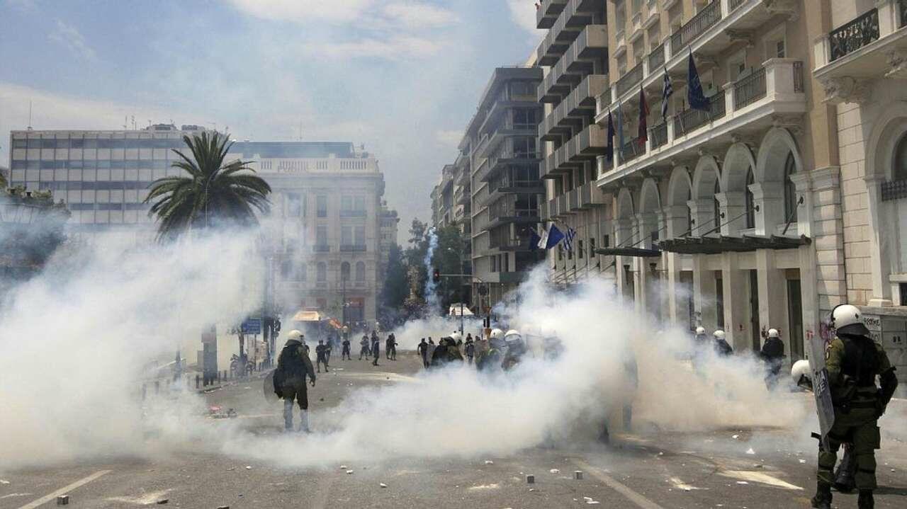 В Афинах после железнодорожной катастрофы произошли столкновения с полицией