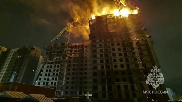 Пожар в строящейся многоэтажке в Иркутске