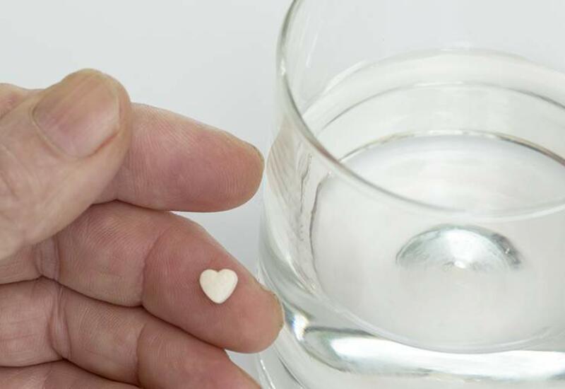 Терапевт призвал запивать таблетки только водой