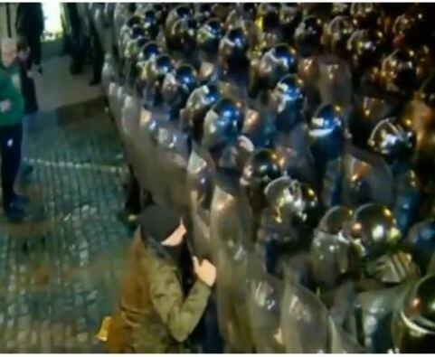 Tbilisidə polis etirazçılara qarşı gözyaşardıcı qazdan istifadə edib
