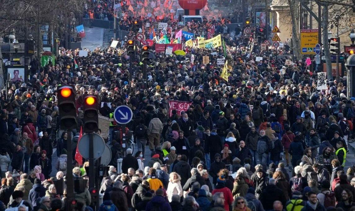 Во Франции на улицы вышли почти 370 тыс. человек