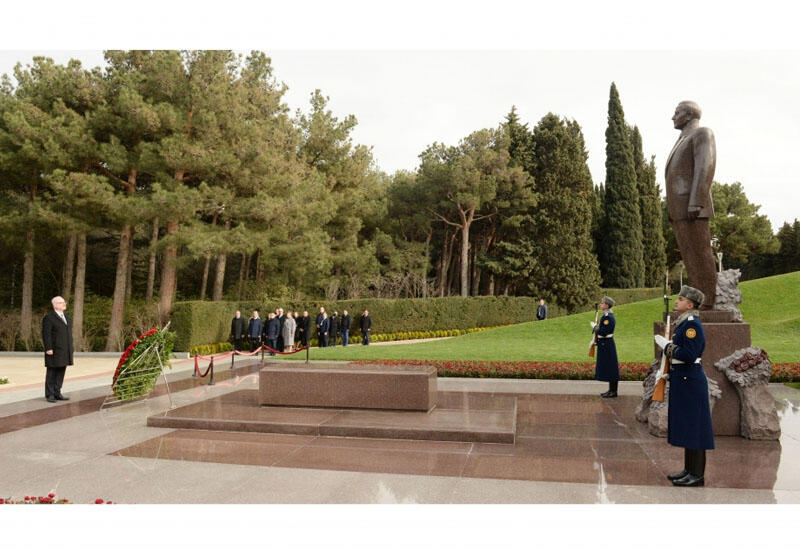 Президент Латвии Эгилс Левитс посетил могилу общенационального лидера Гейдара Алиева