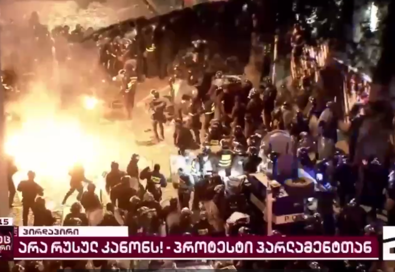 Протестующие закидывают полицейских возле парламента Грузии коктейлями Молотова