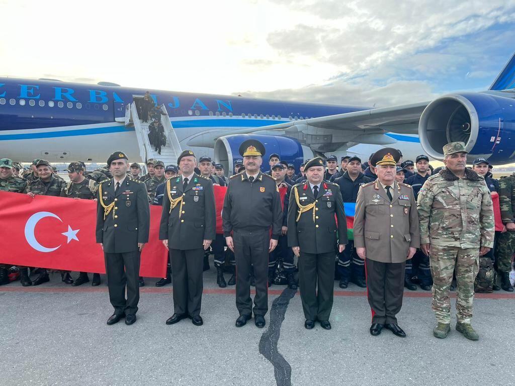 Очередная группа спасателей МЧС Азербайджана вернулась из Турции