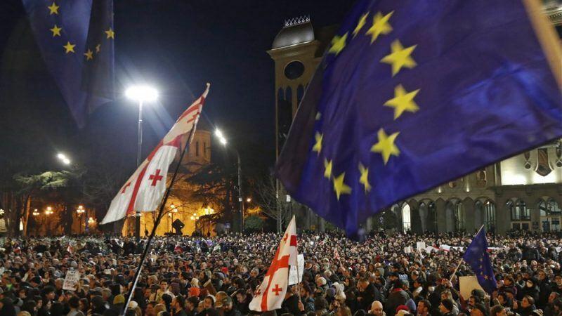 Протестующие в центре Тбилиси окружили парламент