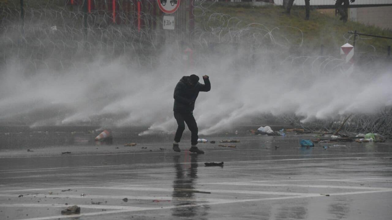 Gürcüstanda polislər etirazçılara qarşı su şırnaqlarından istifadə ediblər