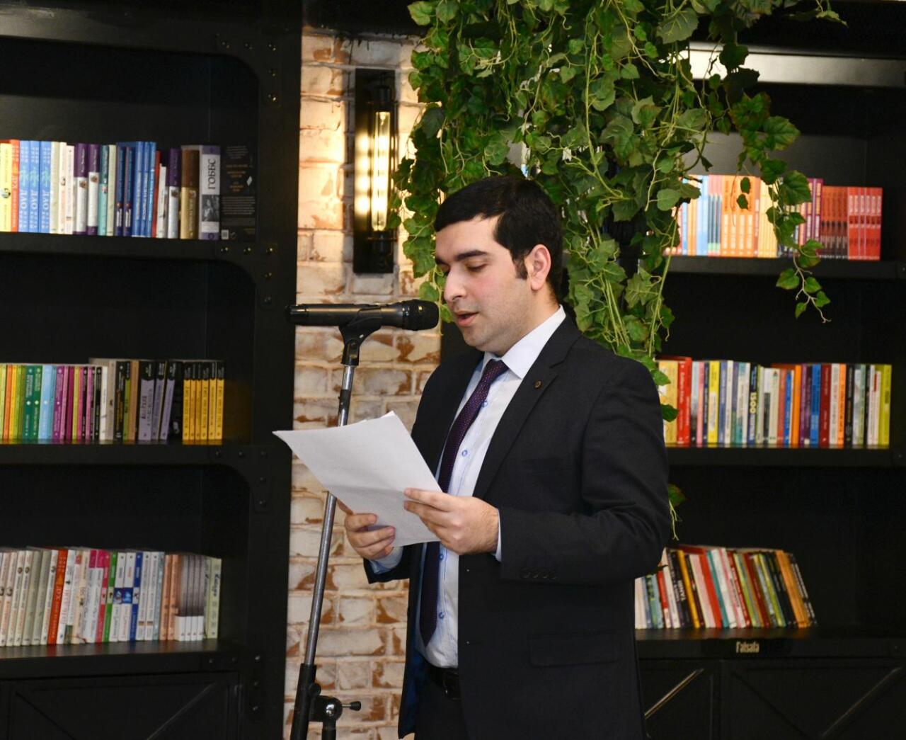 Проект "Поддержка молодежи" отметил 8 Марта в Бакинском книжном центре