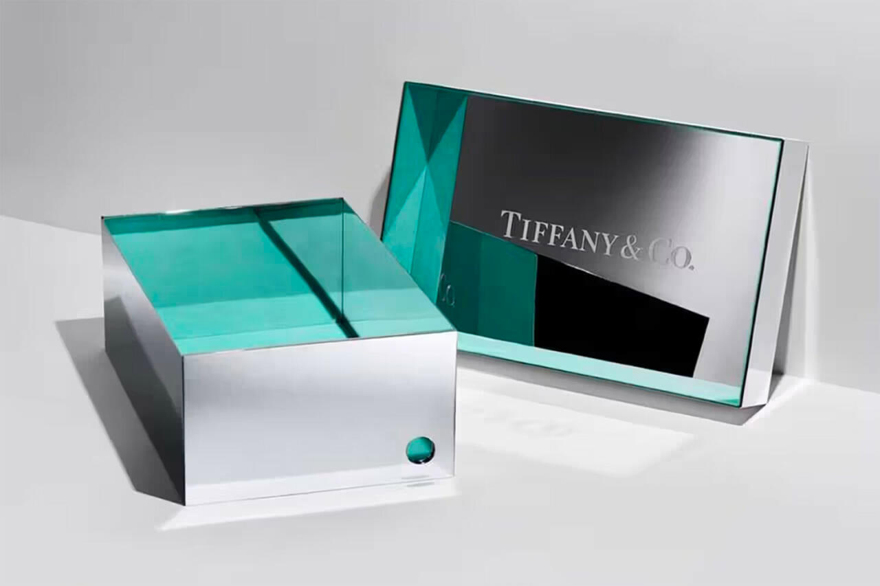 Tiffany представил коробку для кроссовок Nike из чистого серебра