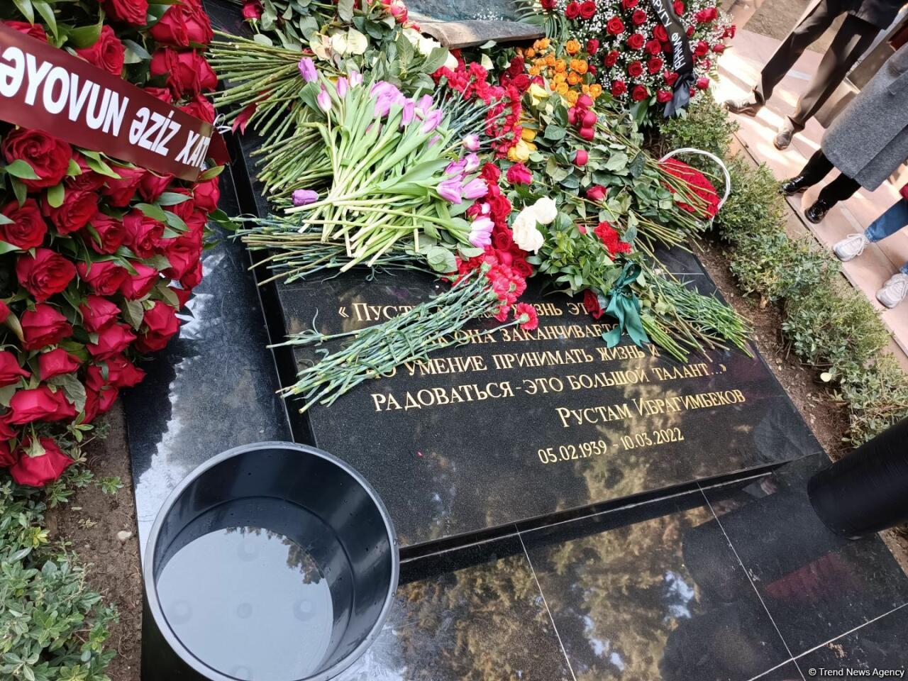 В Баку состоялось открытие надгробного памятника Рустаму Ибрагимбекову