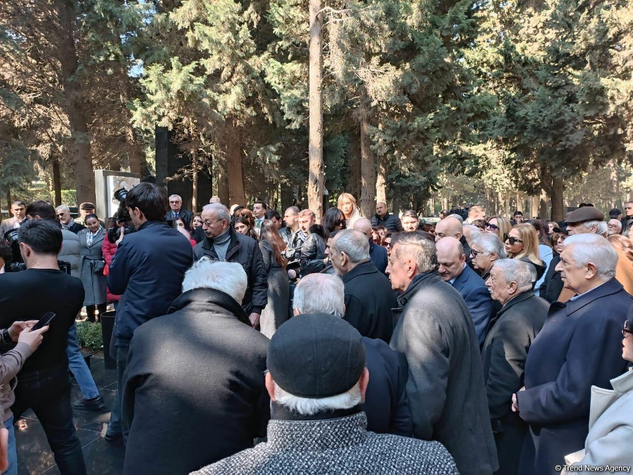 В Баку состоялось открытие надгробного памятника Рустаму Ибрагимбекову