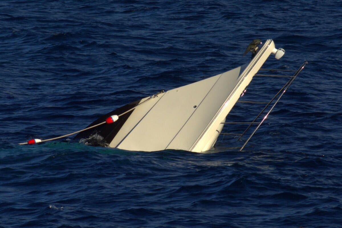 В США опрокинулись две лодки