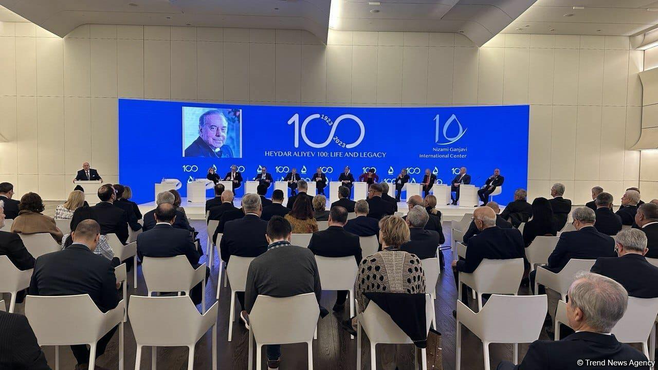 В Баку прошло мероприятие на тему "Гейдар Алиев - 100: жизнь и наследие"