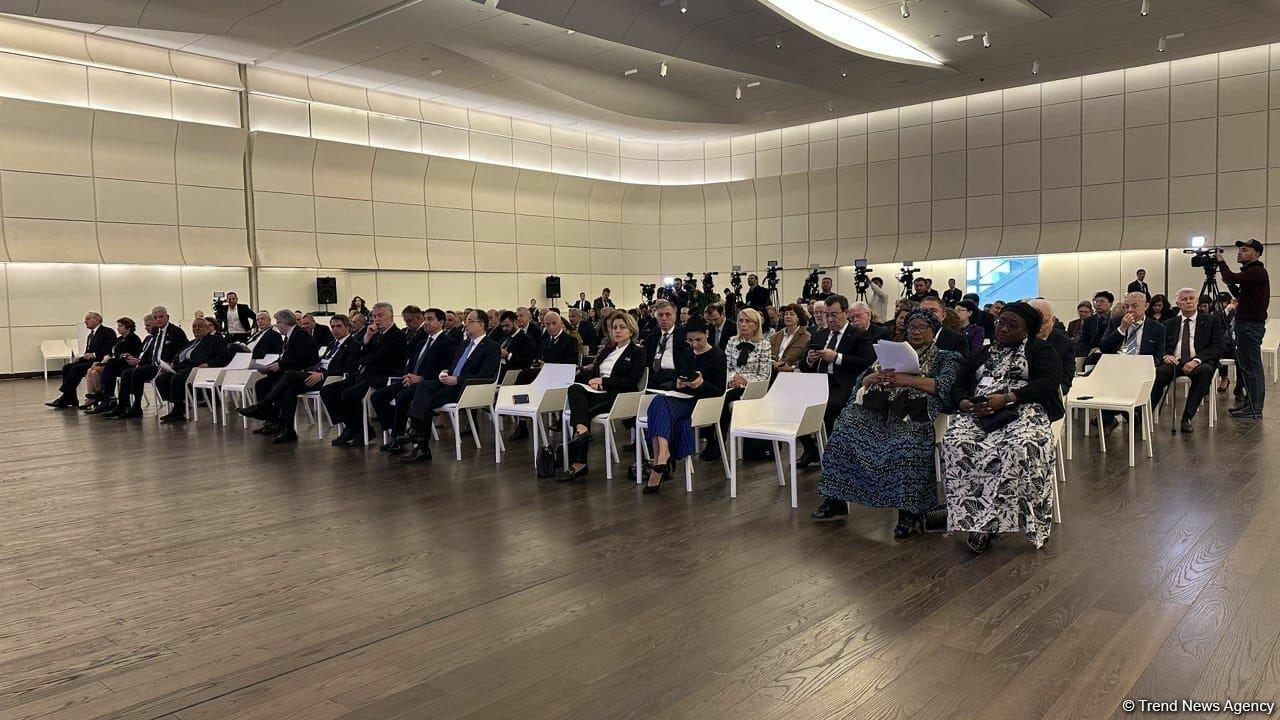 В Баку прошло мероприятие на тему "Гейдар Алиев - 100: жизнь и наследие"