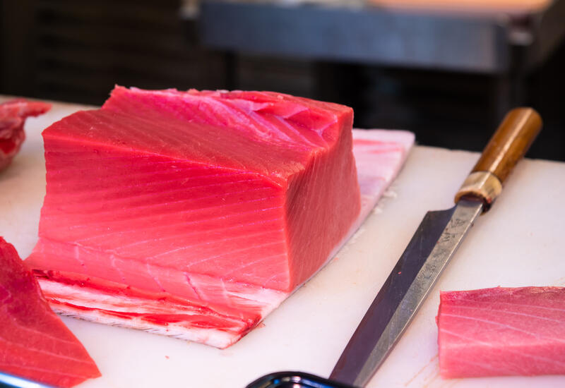 Как в Японии разделывают гигантского тунца