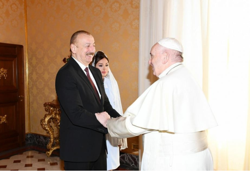 Президент Ильхам Алиев поблагодарил Папу Римского за высокую оценку мультикультурной среды в нашей стране