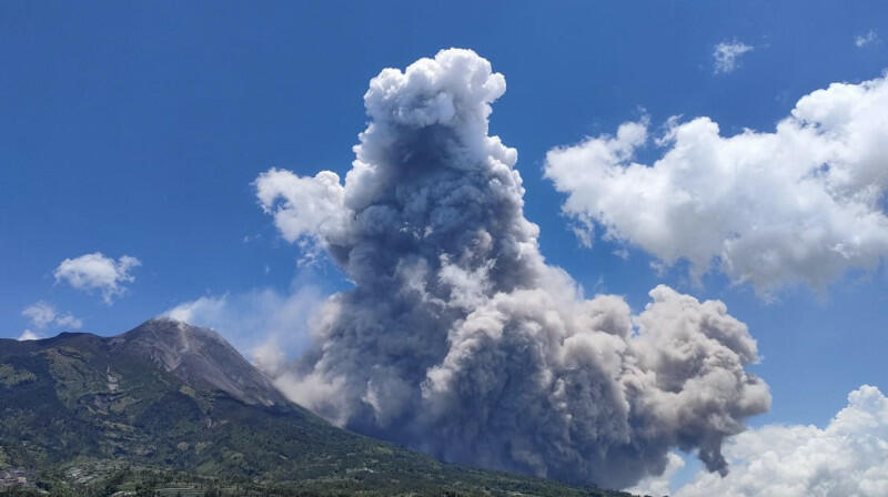 Продолжается извержение вулкана Мерапи в Индонезии