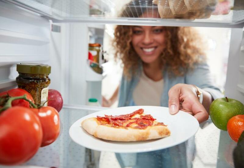 Почему горячую пищу в холодильник ставить ни в коем случае нельзя