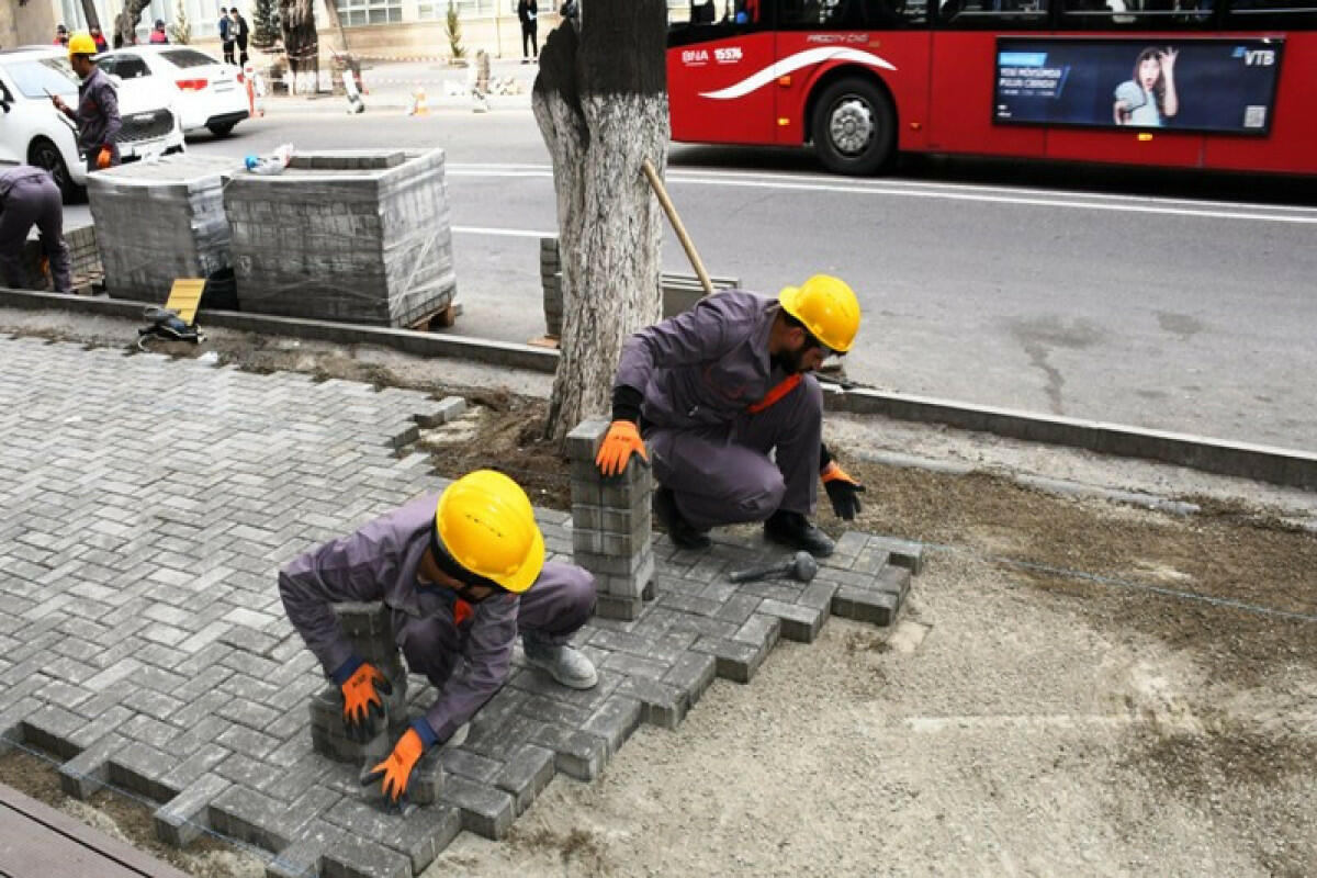 На улицах и проспектах Баку продолжаются работы по благоустройству