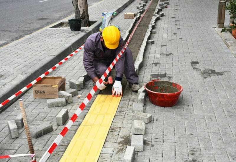 На улицах и проспектах Баку продолжаются работы по благоустройству
