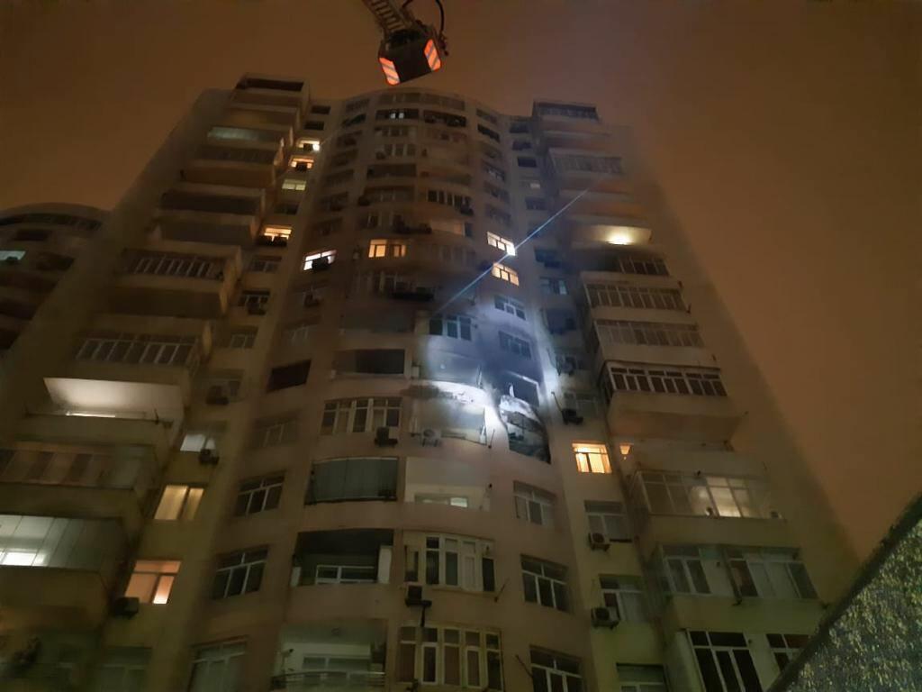 В многоэтажном жилом здании в Баку вспыхнул пожар