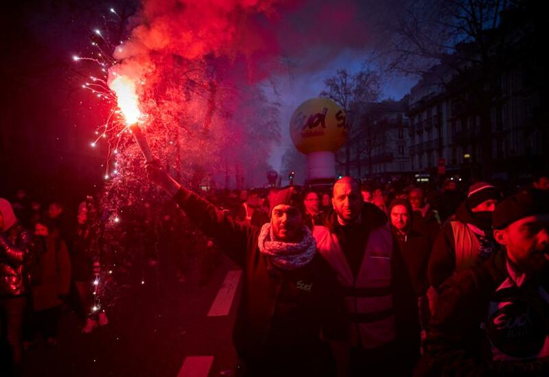 Тысячи человек вновь вышли на улицы Парижа