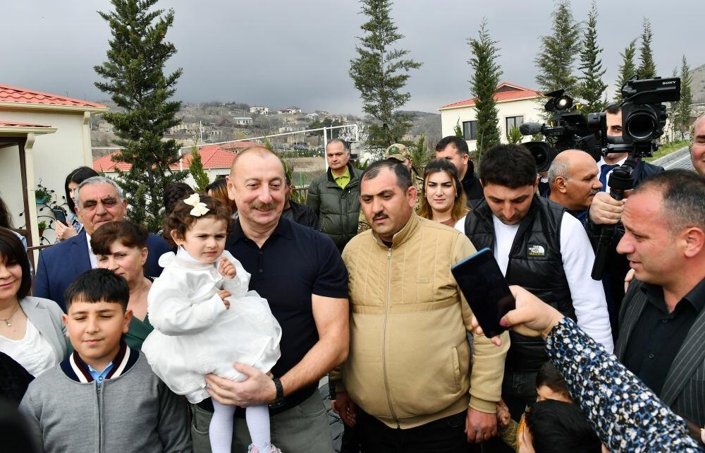 Искренняя встреча Президента Ильхама Алиева и Первой леди Мехрибан Алиевой с жителями села Талыш