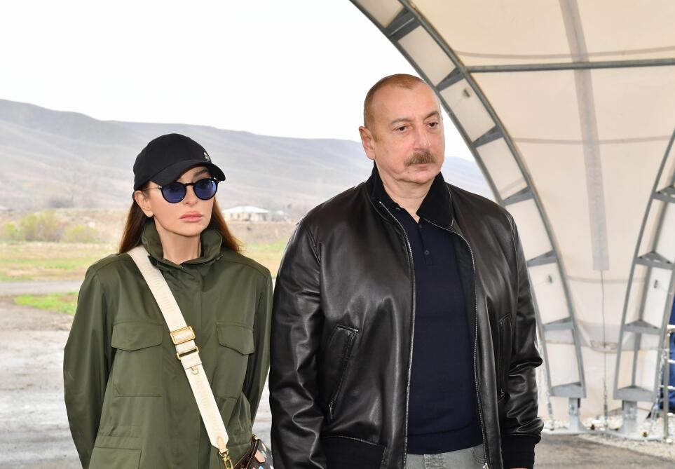 Президент Ильхам Алиев и Первая леди Мехрибан Алиева приняли участие в церемонии закладки фундамента жилого квартала в поселке Суговушан