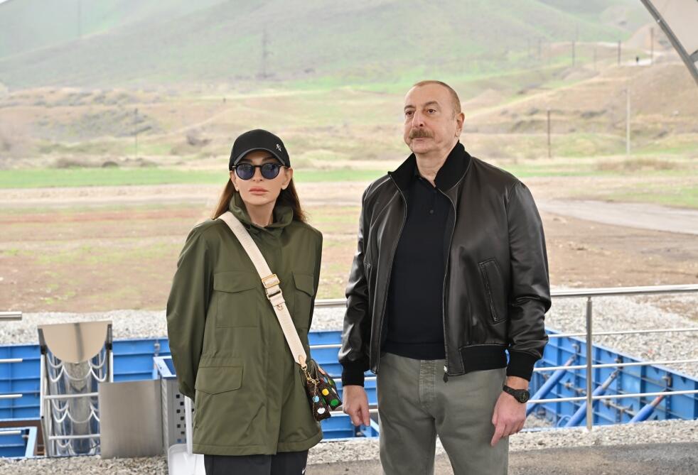 Президент Ильхам Алиев и Первая леди Мехрибан Алиева приняли участие в церемонии закладки фундамента жилого квартала в поселке Суговушан