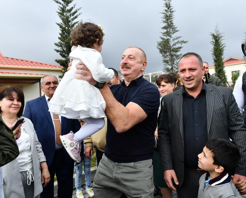 Президент Ильхам Алиев и Первая леди Мехрибан Алиева встретились и побеседовали с жителями села Талыш