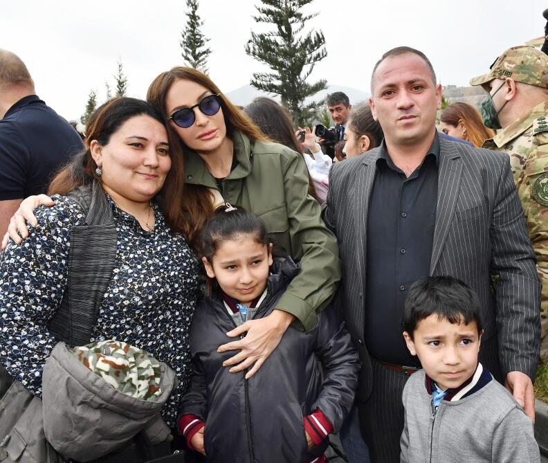 Президент Ильхам Алиев и Первая леди Мехрибан Алиева встретились и побеседовали с жителями села Талыш